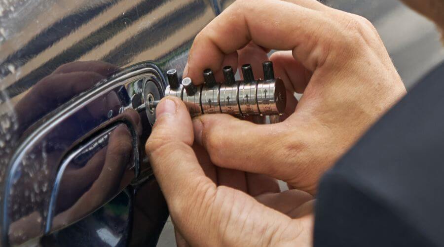 Professional gutter cleaning in Cidra, PR